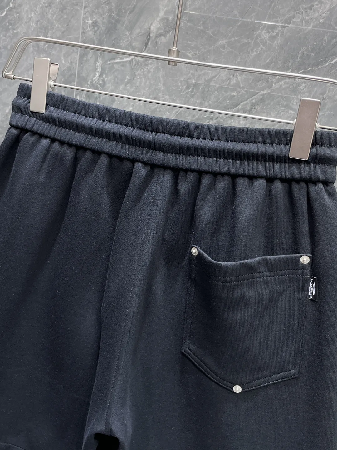 Balenciaga's three-standard complete 2026 summer New Arrival men's casual shorts, advanced custom-made Breathable fabric, Breathable fabric, extremely stretchy and comfortable, impeccable details, top-grade accessories, original logo design concept, delicate and soft feel! The upper body fit is awesome! Size: M-XXXL Please state your height and weight when ordering